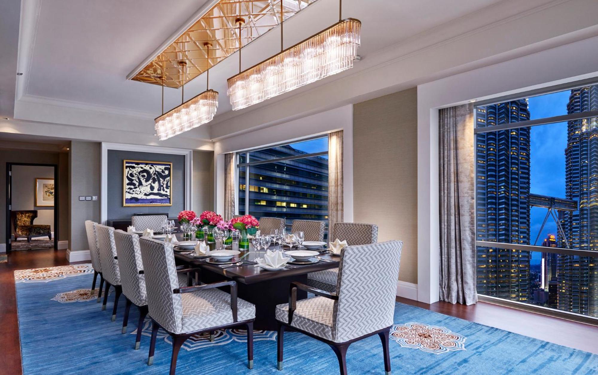 מלון Mandarin Oriental, קואלה לומפור מראה חיצוני תמונה The photo showcases a stylish and modern dining room. A long dining table is set for a meal, adorned with elegant tableware and a centerpiece of vibrant flowers. Surrounding the table are comfortable upholstered chairs. The room features large window