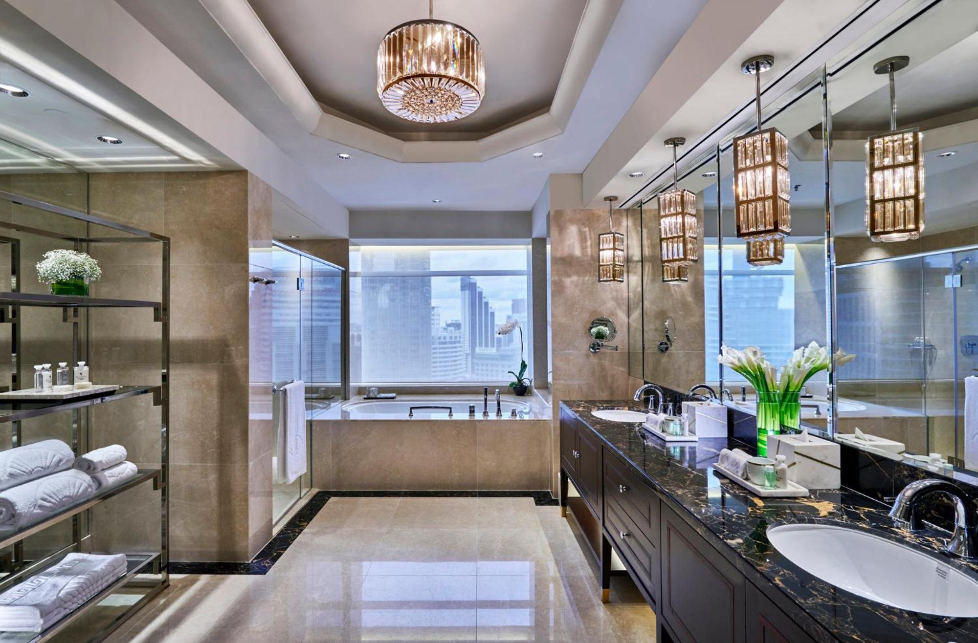 מלון Mandarin Oriental, קואלה לומפור מראה חיצוני תמונה The photo depicts an elegant and modern bathroom. Key features include:

- **Large Windows**: There are expansive windows that likely provide a view of the city.
- **Double Vanity**: A sleek double sink vanity made of dark stone with ample counter sp