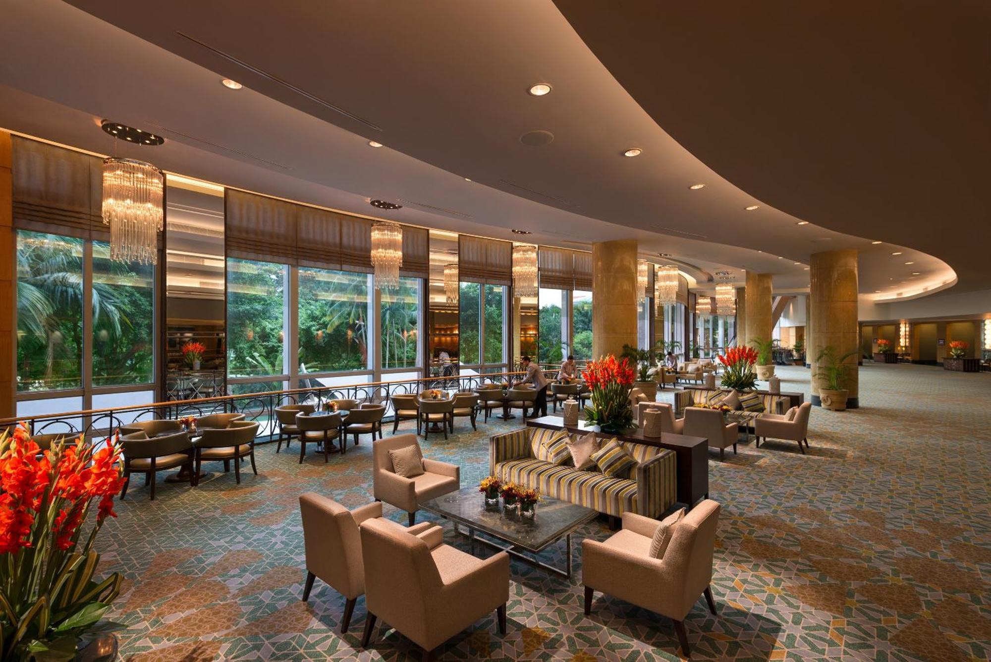 מלון Mandarin Oriental, קואלה לומפור מראה חיצוני תמונה The photo shows a spacious and elegantly designed lobby or lounge area. It features large windows that allow natural light to fill the space, with a view of greenery outside. The interior includes stylish furniture such as plush armchairs and sofas, 